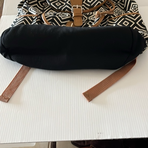 NWOT Emma & Chloe Black White Aztec Cotton Print Cinch & Magnetic Clasp Backpack - Picture 11 of 16